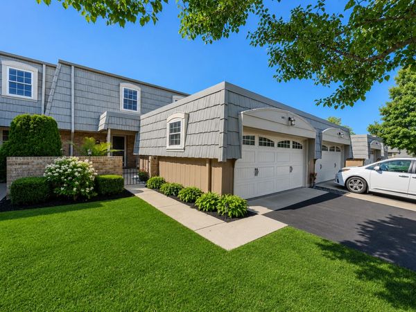 660 Versailles Circle, Unit E, Elk Grove Village, IL 60007