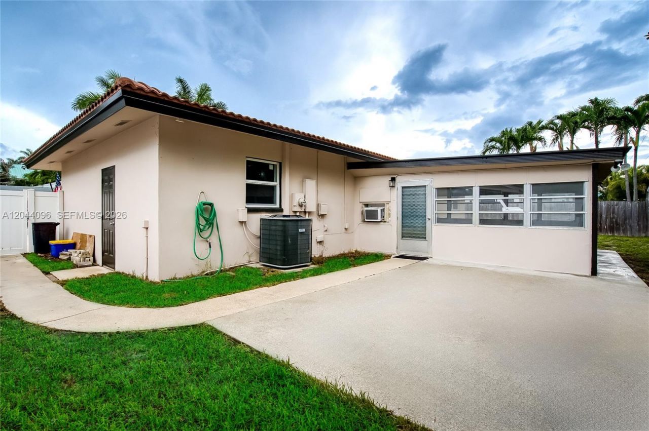 106 E Park Ln E, Hypoluxo, FL 33462 Photo