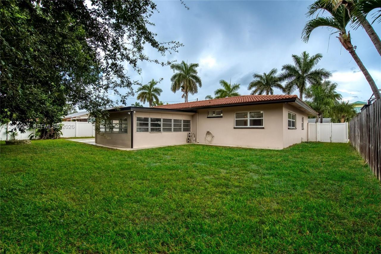 106 E Park Ln E, Hypoluxo, FL 33462 Photo