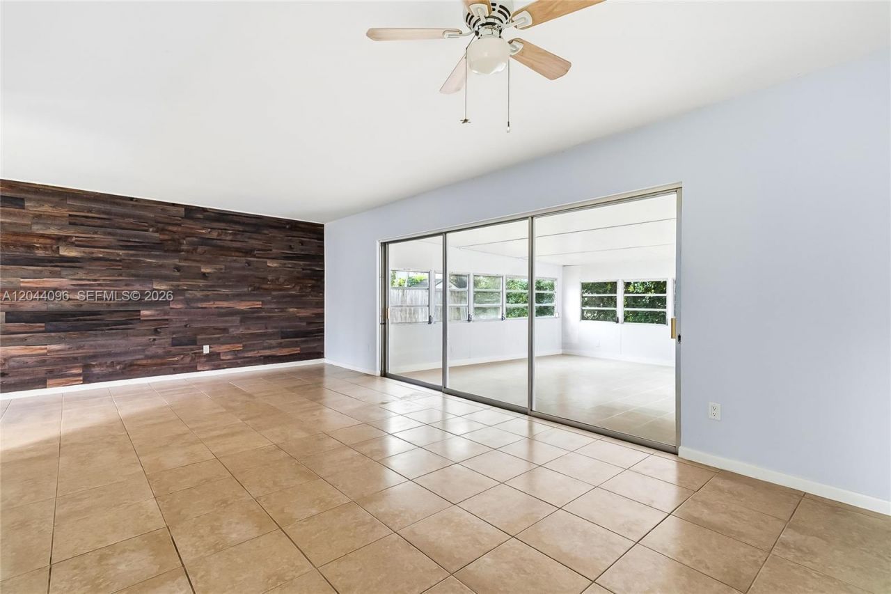 106 E Park Ln E, Hypoluxo, FL 33462 Photo