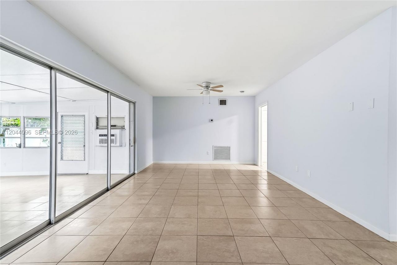 106 E Park Ln E, Hypoluxo, FL 33462 Photo