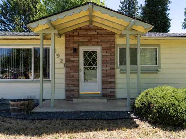 1921 Regina Way, Grants Pass, OR 97527