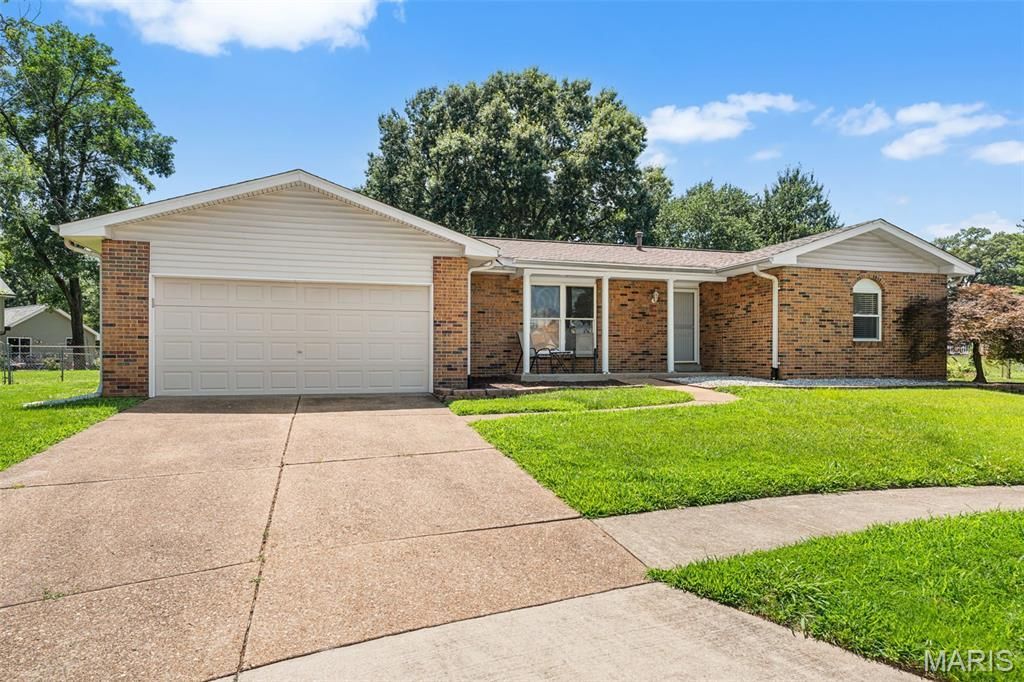 5863 Stonehorse Court, Saint Louis, MO 63129 Main Photo