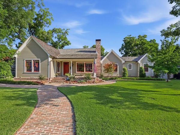 426 E Texas Street, Grapevine, TX 76051