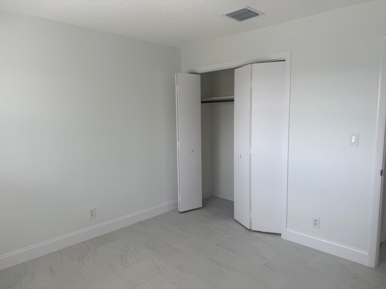 402 Lake Shore Drive, Unit 202, West Palm Beach, FL 33403 Photo