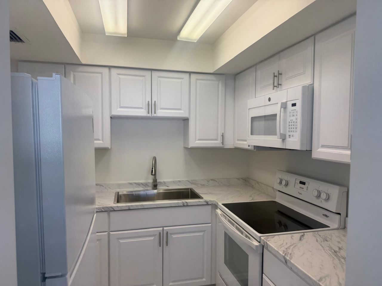 402 Lake Shore Drive, Unit 202, West Palm Beach, FL 33403 Photo