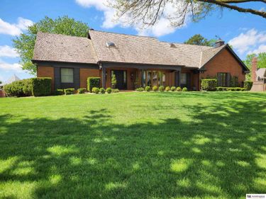 9937 Broadmoor Road, Omaha, NE 68114