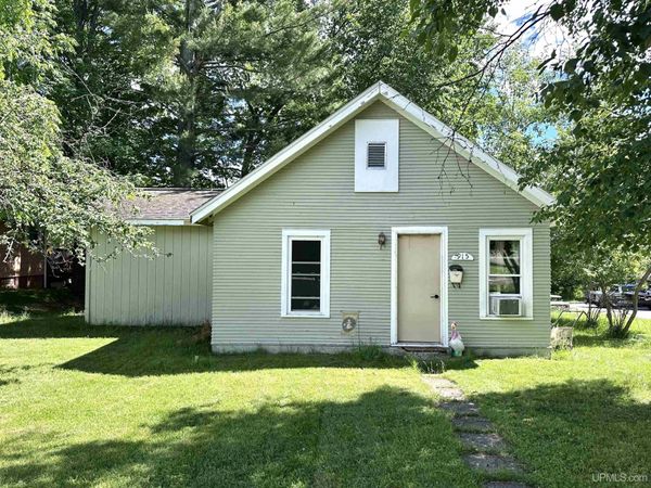 915 Wells Street, Iron Mountain, MI 49801
