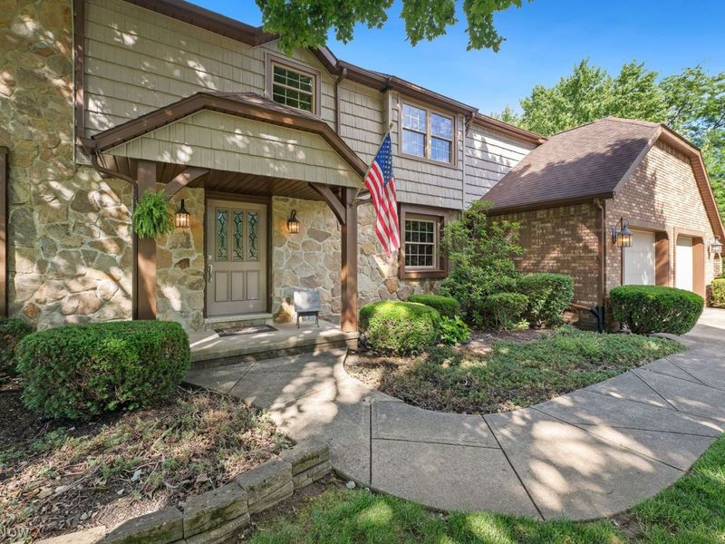 2425 Daffodil Street NE, Canton, OH 44705 Photo 2