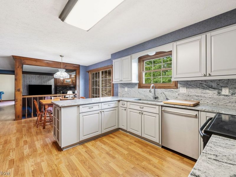 2425 Daffodil Street NE, Canton, OH 44705 Photo 9