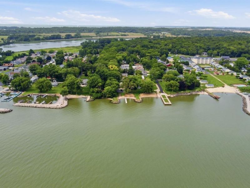 2327 S Oak Knoll Drive, Marblehead, OH 43440 Photo 2
