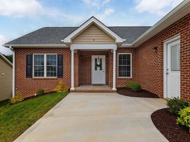 5 RIVER OAK DR, STAUNTON, VA 24401