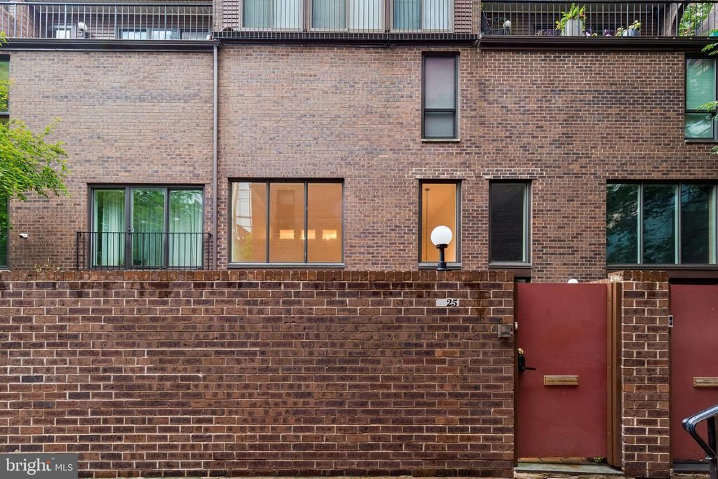 25 Saint James Ct, Unit 41, Philadelphia, PA 19106 Main Photo