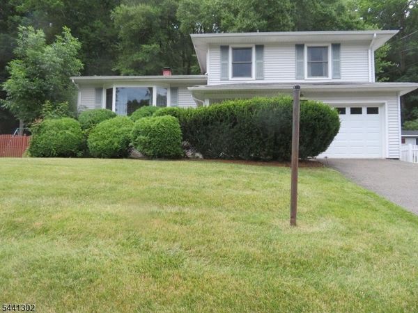 30 Deer Path Dr, Mount Olive, NJ 07836
