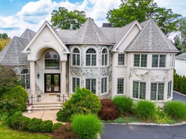 16 Cheri Ln, Fairfield, NJ 07004