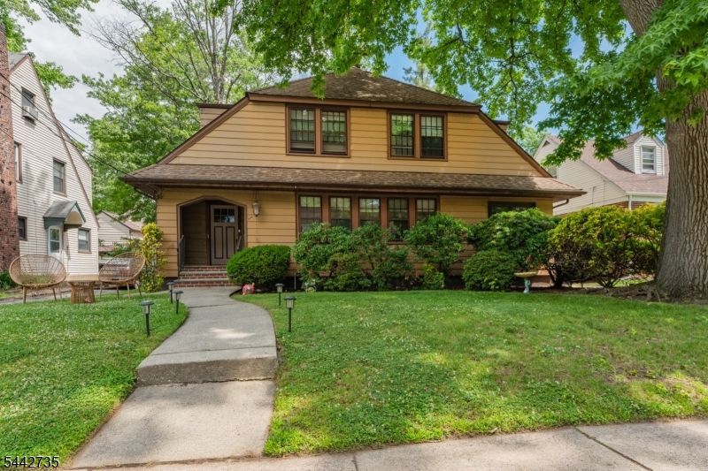 529 Wyndham Rd, Teaneck, NJ 07666 Main Photo