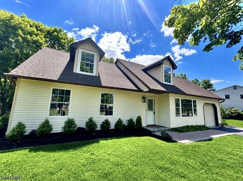 17 Londonderry Dr, Raritan, NJ 08822 Main Photo