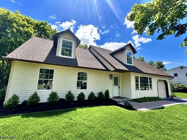 17 Londonderry Dr, Raritan, NJ 08822