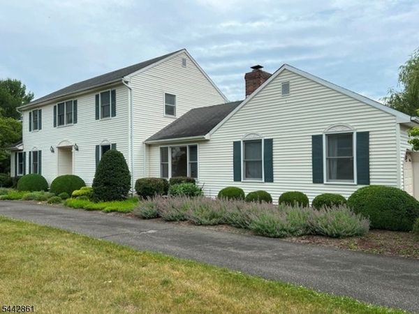 17 Shurts Rd, Readington, NJ 08822