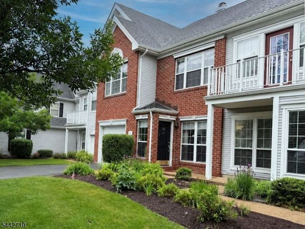 305 Amberleigh Dr, Hopewell, NJ 08534