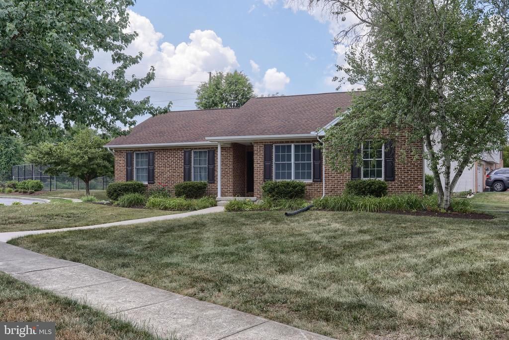 1 SWEET ARROW DRIVE, HUMMELSTOWN, PA 17036