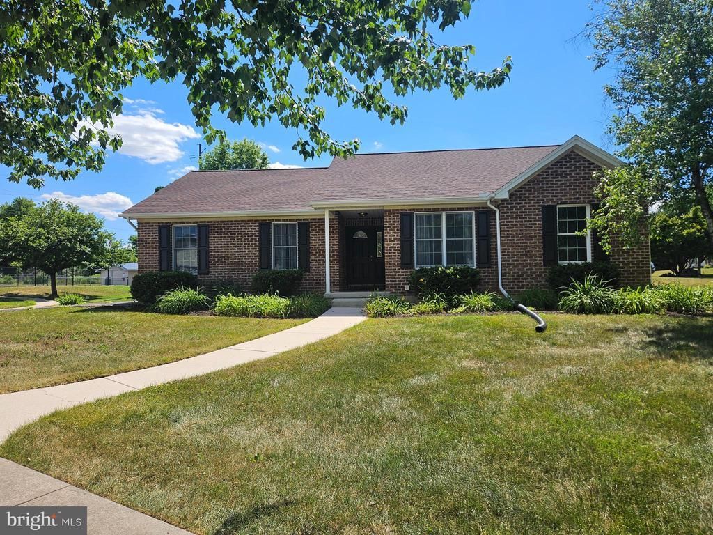 1 SWEET ARROW DRIVE, HUMMELSTOWN, PA 17036