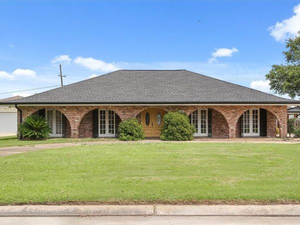 205 FORT JACKSON Street , Belle Chasse, LA 70037