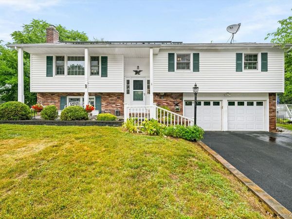 32 Clintonwood Drive, New Windsor, NY 12553
