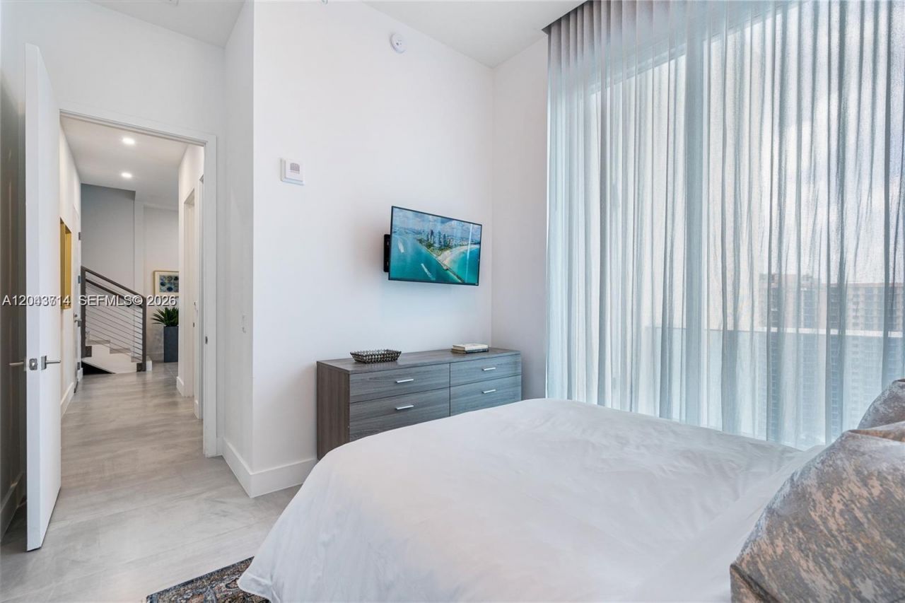 17550 Collins Ave , Unit PH1, Sunny Isles Beach, FL 33160 Photo