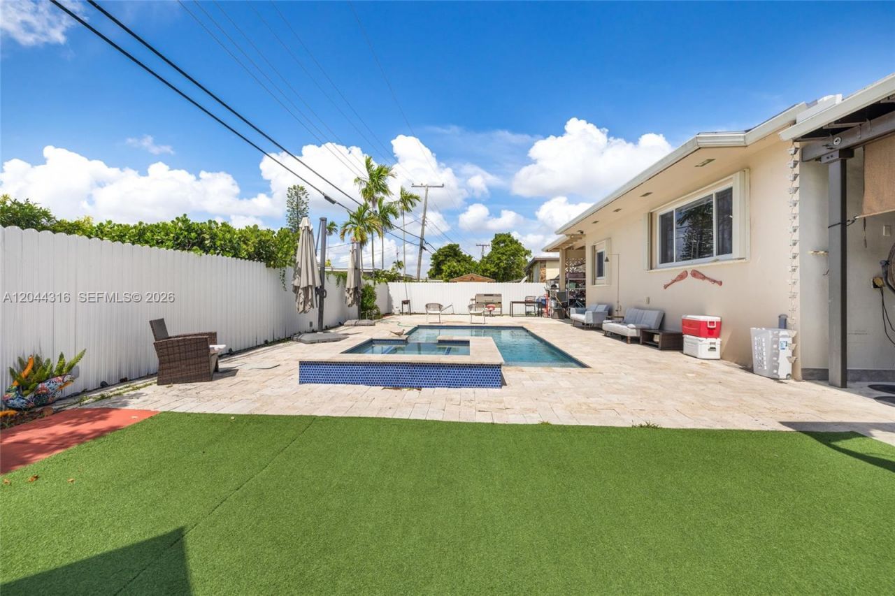 8330 SW 25th St , Miami, FL 33155 Photo