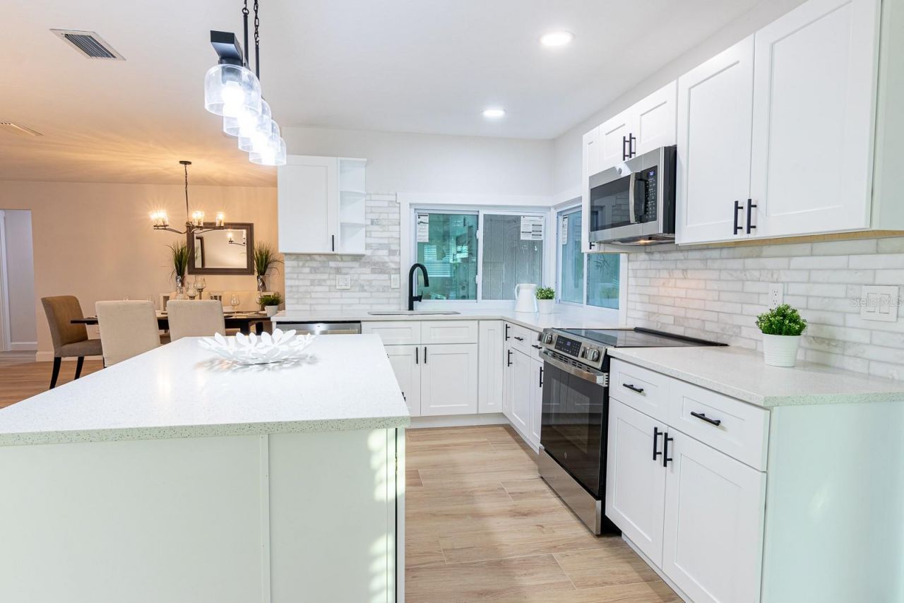 1115 Southern Pine Lane, Sarasota, FL 34243 Photo
