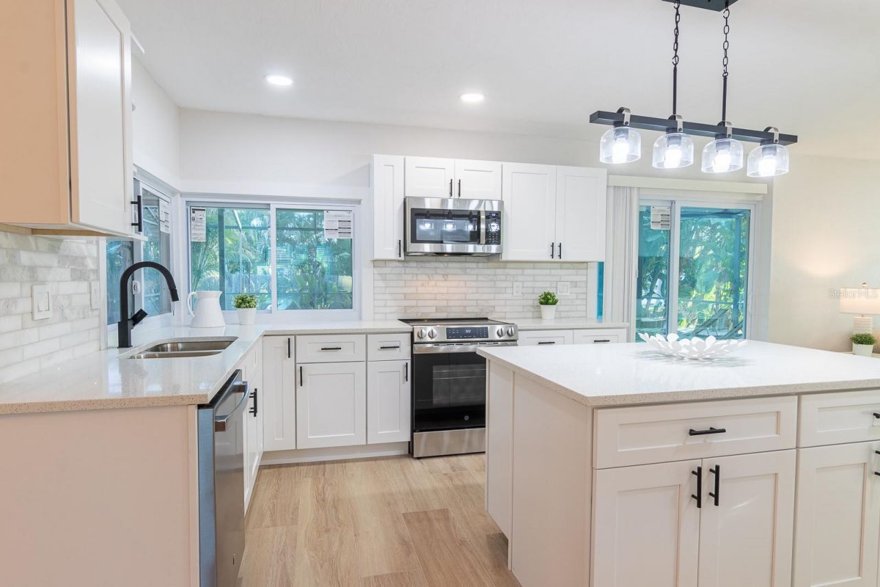 1115 Southern Pine Lane, Sarasota, FL 34243 Photo