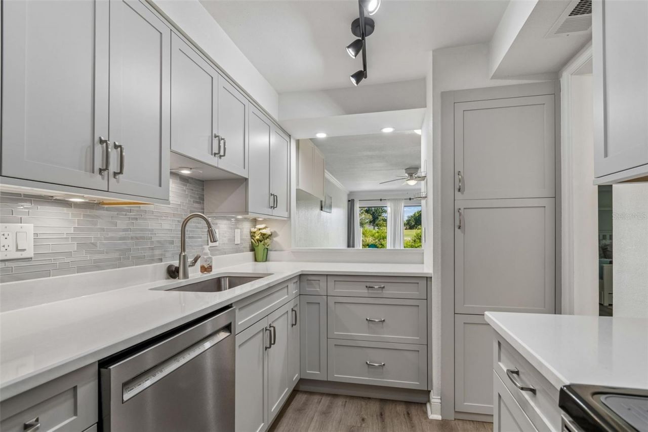 2117 Lakewood Club Drive S, Unit 7-N, Saint Petersburg, FL 33712 Photo