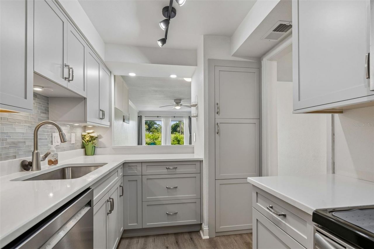 2117 Lakewood Club Drive S, Unit 7-N, Saint Petersburg, FL 33712 Photo