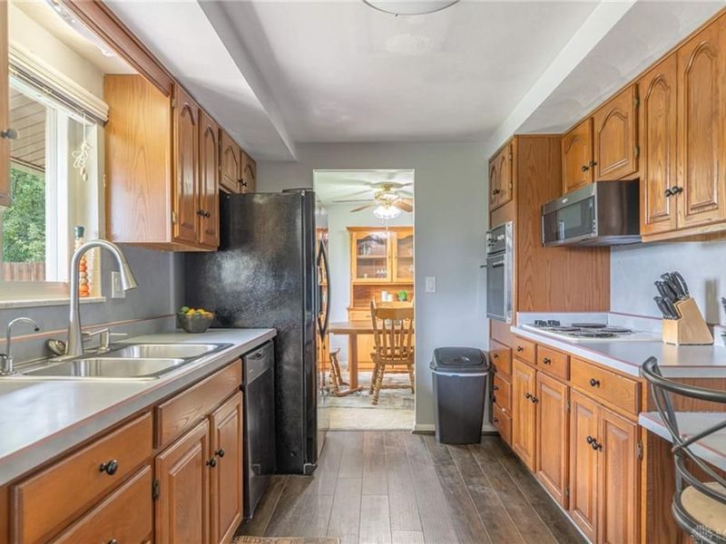 7042 Cliffstone Drive, Huber Heights, OH 45424 Photo 8