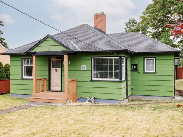 1501 Oakland Ave , Victoria, BC V8T 2L1