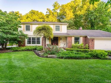 2593 Hounds Chase Drive, Troy, MI 48098
