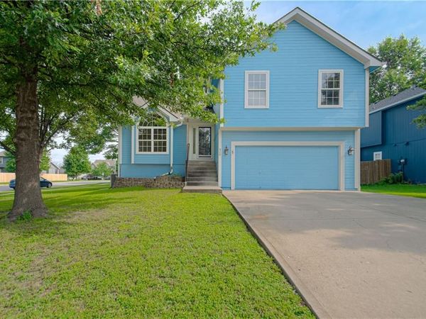 520 E Parma Way Street, Gardner, KS 66030