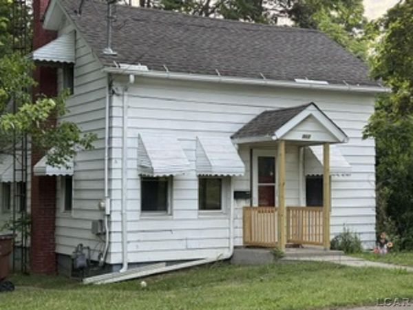 907 Bristol , Adrian, MI 49221