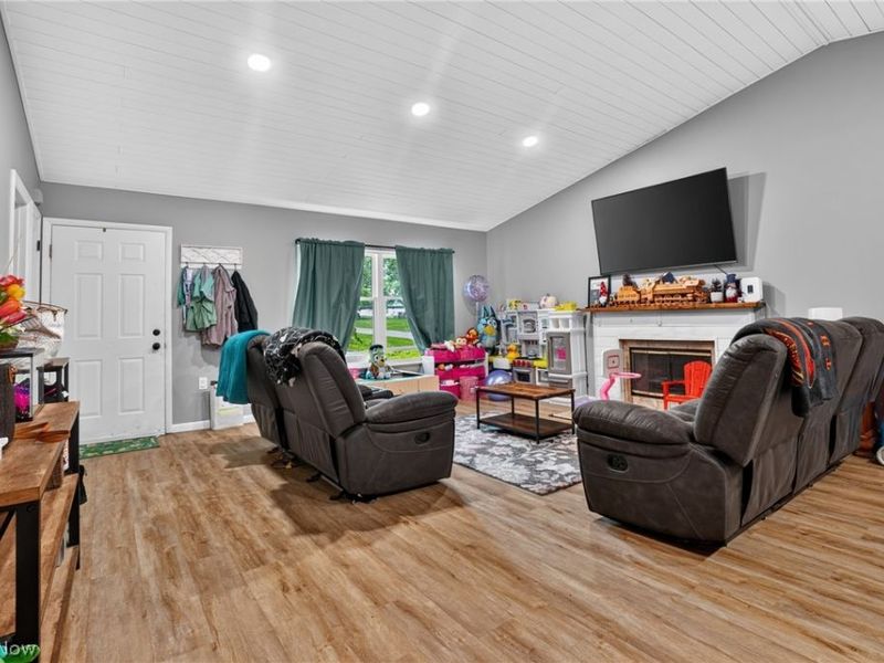 628 Park Oval, Madison, OH 44057 Photo 6