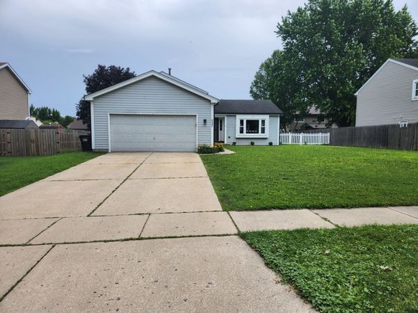 827 Boxwood Drive, Crystal Lake, IL 60014