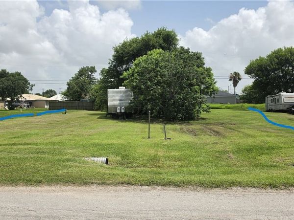 711-717 W Broadway Avenue, Seadrift, TX 77983