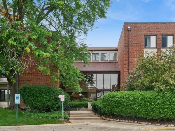 3070 Pheasant Creek Drive, Unit 106, Northbrook, IL 60062