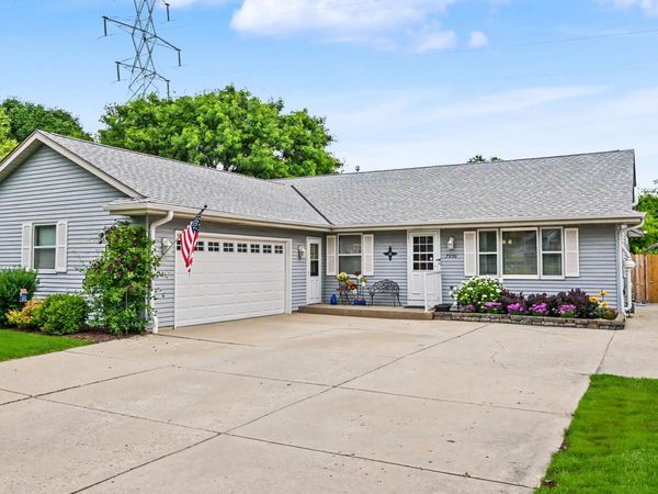 7950 S Cecily Dr, Oak Creek, WI 53154