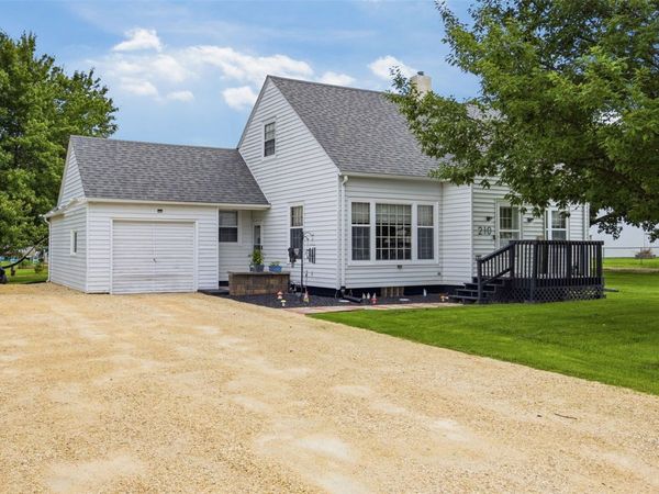 210 Hubbell St , Martelle, IA 52305