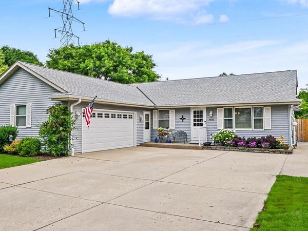 7950 S Cecily DRIVE, Oak Creek, WI 53154