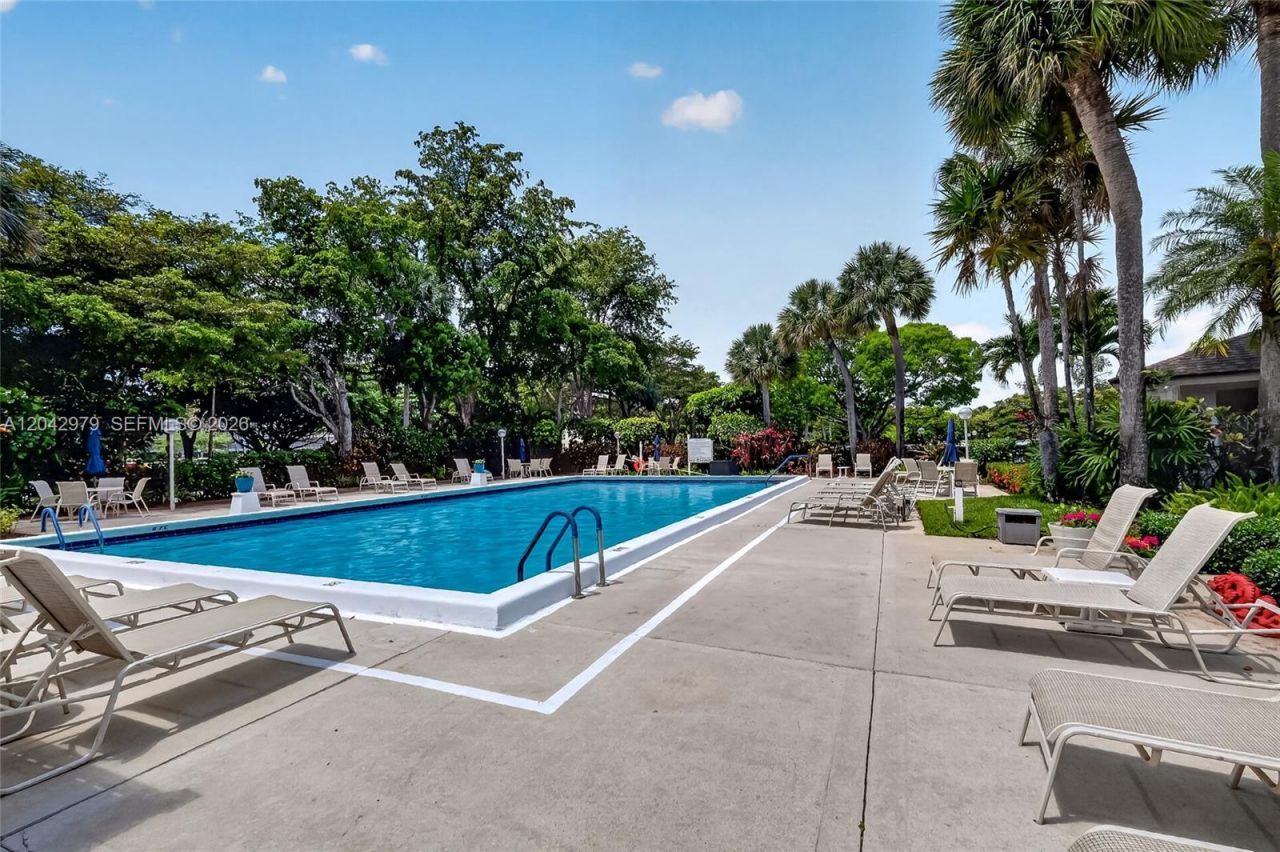 4015 W Palm Aire Dr, Unit 502, Pompano Beach, FL 33069 Photo