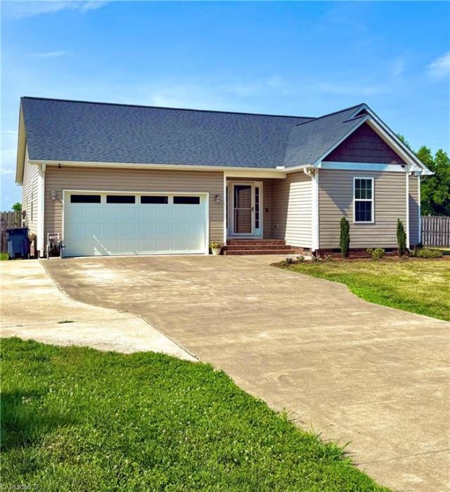 106 Tranquility Lane, Harmony, NC 28634 Main Photo