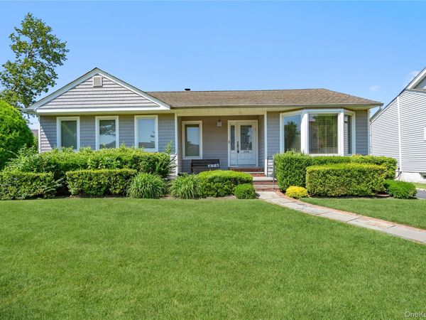 678 Carlyle Avenue , Franklin Square, NY 11010