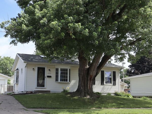 2230 Brookside Drive , Bettendorf, IA 52722